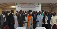 Le Ministre du Travail, du Dialogue social et des Relations avec les Institutions monsieur Samba SY avec les participants